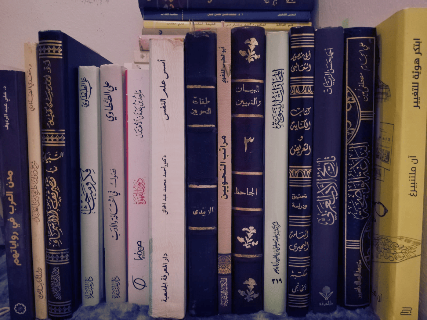صورة من مكتبتي تعبر عن الكتب والقراءة